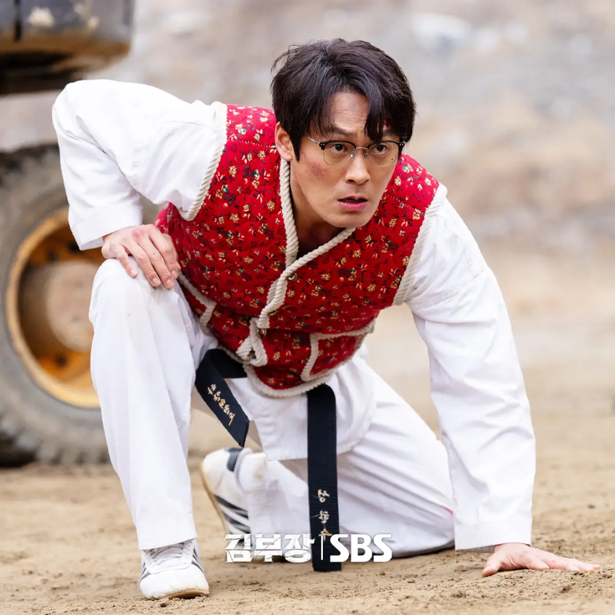 Dads in Glasses Dilawan! So Ji Sub Obrak-Abrik Musuh di Agent Kim Reactivated